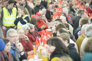 Volles Zelt, begeisterte Besucher