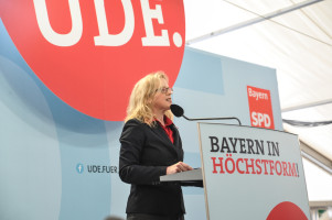 Generalsekretärin Natascha Kohnen begrüsst alle Anwesenden