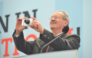 SPD-Spitzenkandidat Christian Ude fotografiert die begeisterte Menge von der Bühne