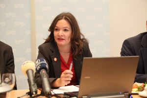 Doris Aschenbrenner während der Pressekonferenz (Foto: Frank Ossenbrink)