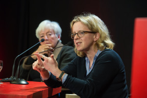 Natascha Kohnen beantwortet eine Frage, Renate Schmidt im Hintergrund