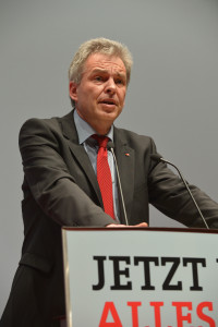 Matthias Jena, Vorsitzender des DGB Bayern, während seiner Rede