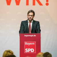 Foto von Florian Pronold auf der Bühne in Augsburg