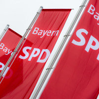Die SPD-Fahnen vor dem Energiepark in Hirschaid