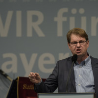 Ralf Stegner auf der Bühne im Jungbräuzelt