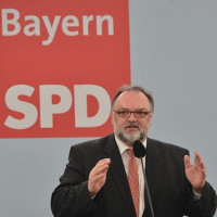 Foto von Jürgen Dupper an einem Rednerpult