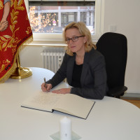 Generalsekretärin Natascha Kohnen schreibt im Münchner Oberanger in das Kondolenzbuch für Helmut Schmidt
