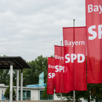 SPD-Flaggen an Fahnenmasten im Wind