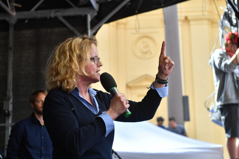 Natascha Kohnen spricht auf der Abschlusskundgebung auf dem Münchner Odeonsplatz