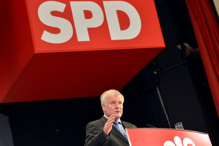 Foto mit Seltenheitswert: Horst Seehofer unter dem SPD-Logo auf dem 120. Jubiläum in Regensburg