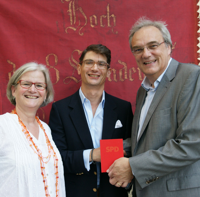 Foto Übergabe Parteibuch an Neuzugang Raoul Koether