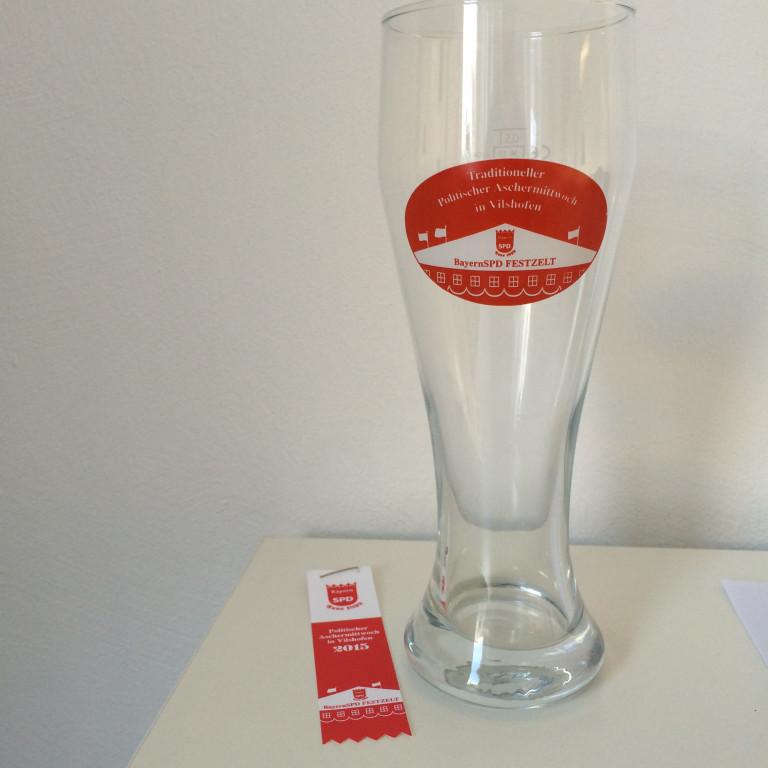 Foto Weißbierglas und Festabzeichen